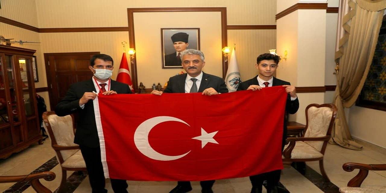Gaziantep’ten gönderilen bayrak ve toprak Erzincan’da teslim alındı