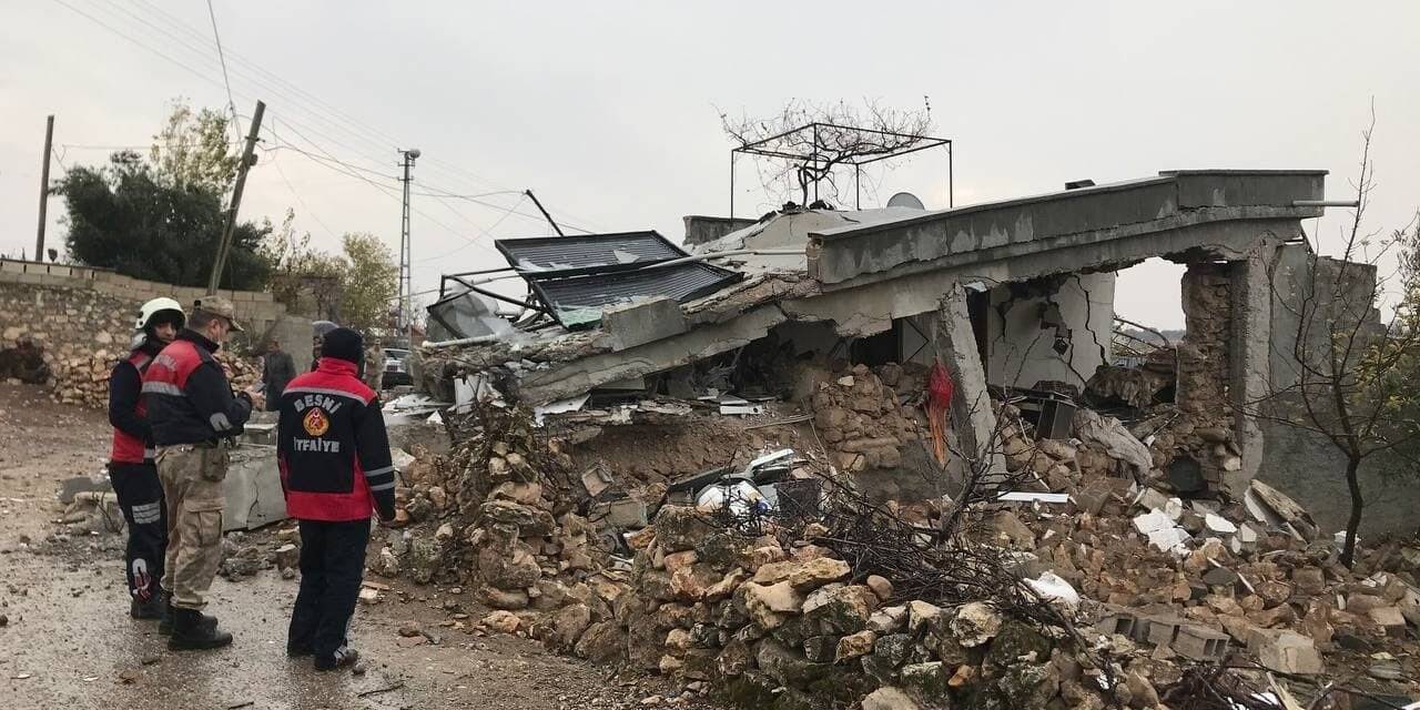 Bomba gibi patlayan mutfak tüpü evi yıktı: 2 yaralı