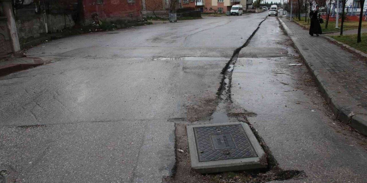 Yenimahalle’de bozuk yollar ve yıkılmış kaldırım, levhalara tepki