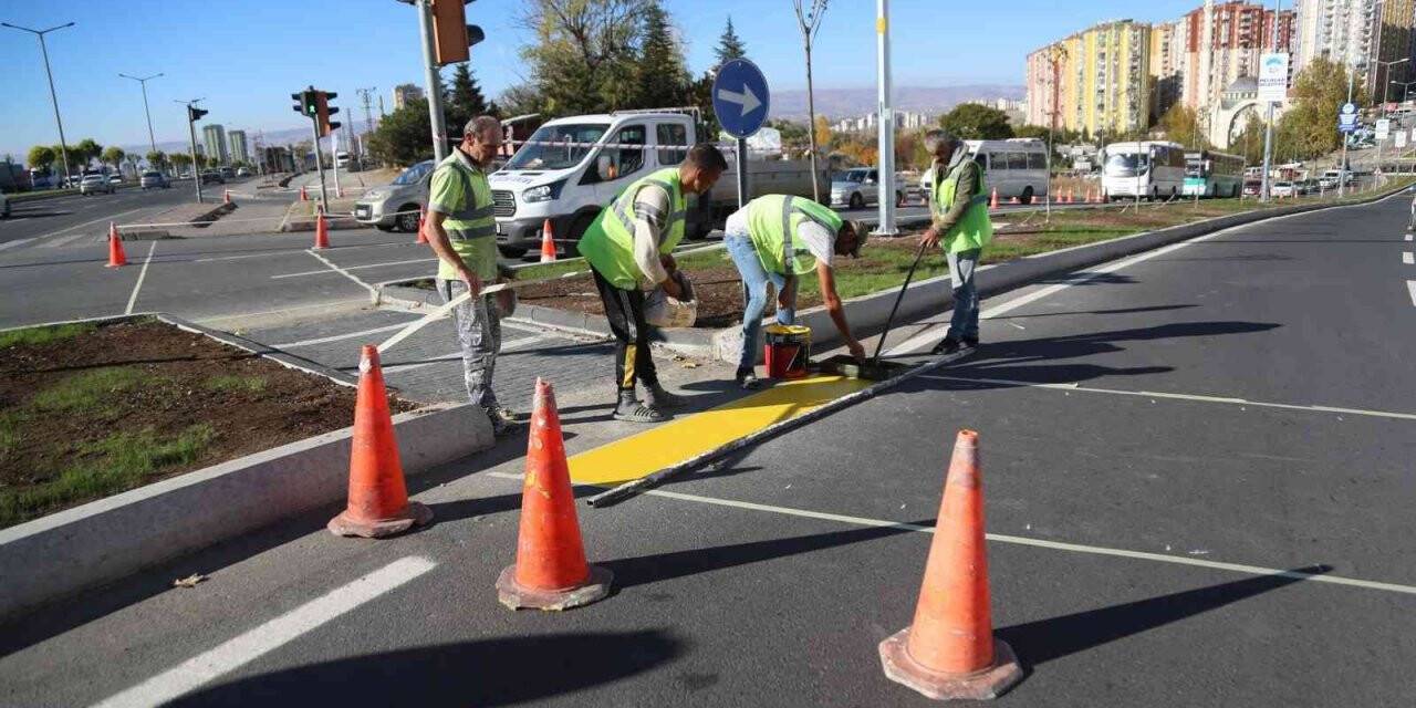 Melikgazi’de güvenli ve seri ulaşım için yol çizgileri yapılıyor