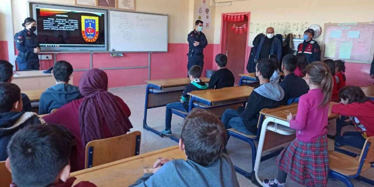 “Meslek Tanıtım Günleri” düzenleyen öğrencilere jandarma sürprizi