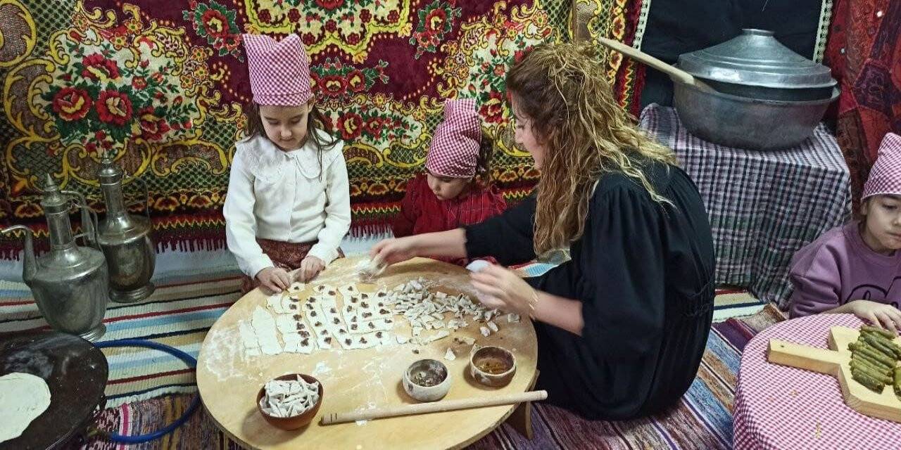 Devrekli minik eller mantı yapıp dolma sardı