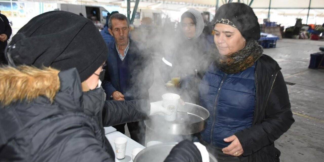 İnönü Belediyesi’nin sıcak çorba ikramı esnafın içini ısıtıyor