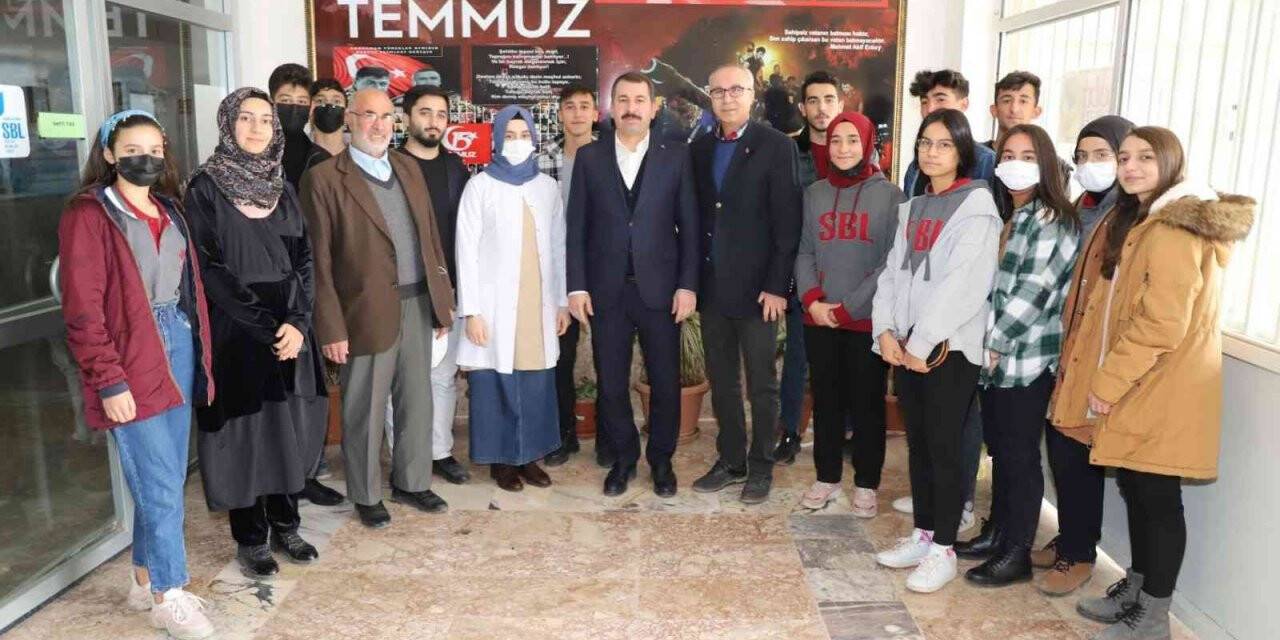 Baydilli liseli öğrencilerle biraya geldi