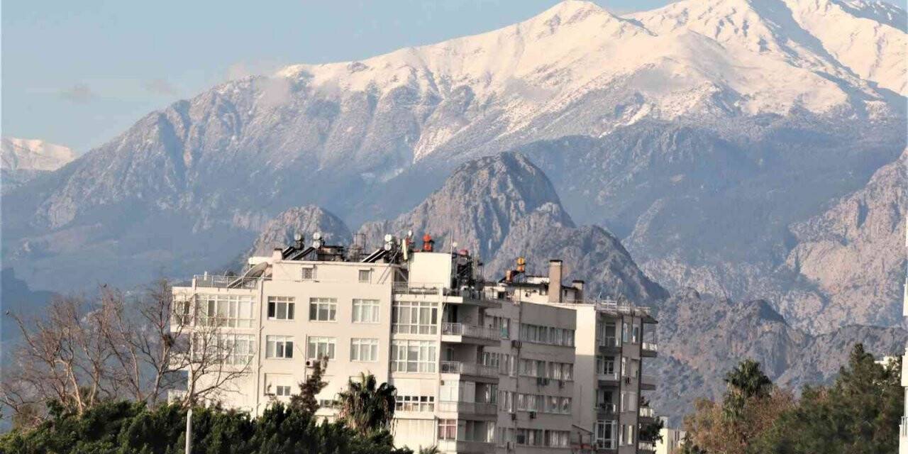 Turizm kenti Antalya’da aynı gün iki mevsim