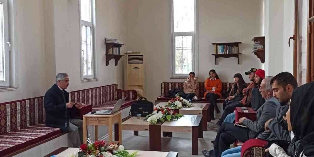 Üniversite de "Özgür Düşünce Geleneği" konulu söyleşi