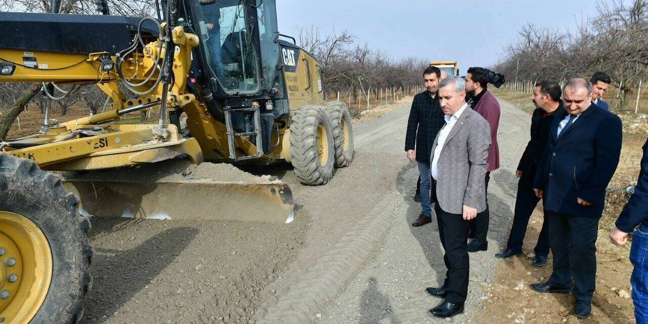 Yeşilyurt’ta kırsal mahallelerin bağlantı yollarını yenileniyor