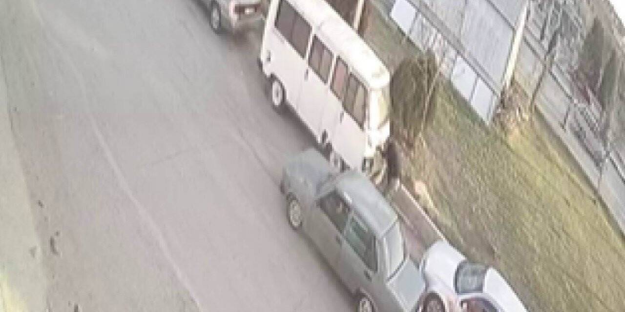 Minibüsün radyatörünü çalan hırsızlar kamerada