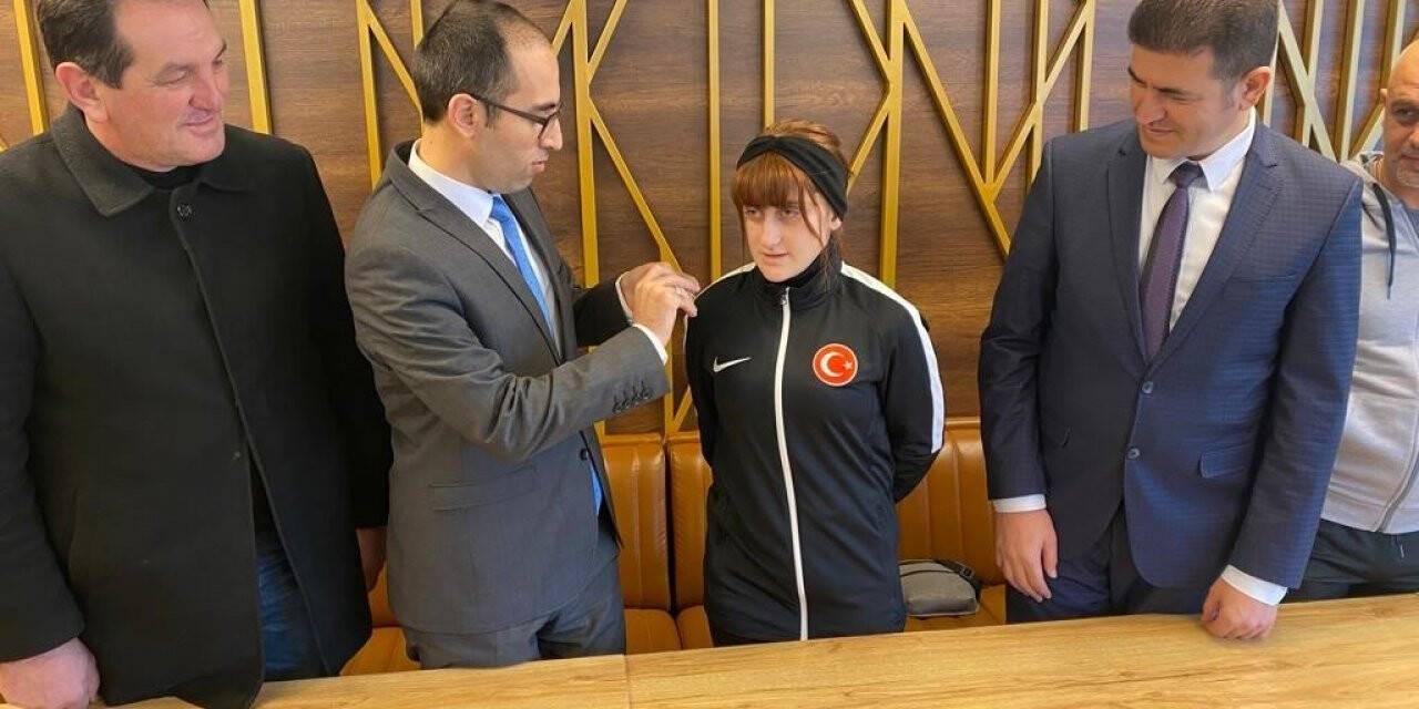 Kaymakamdan dünya üçüncüsüne yarım altın