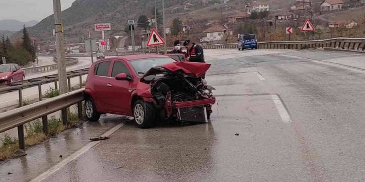 Otomobil bariyerlere çarptı: 1 yaralı