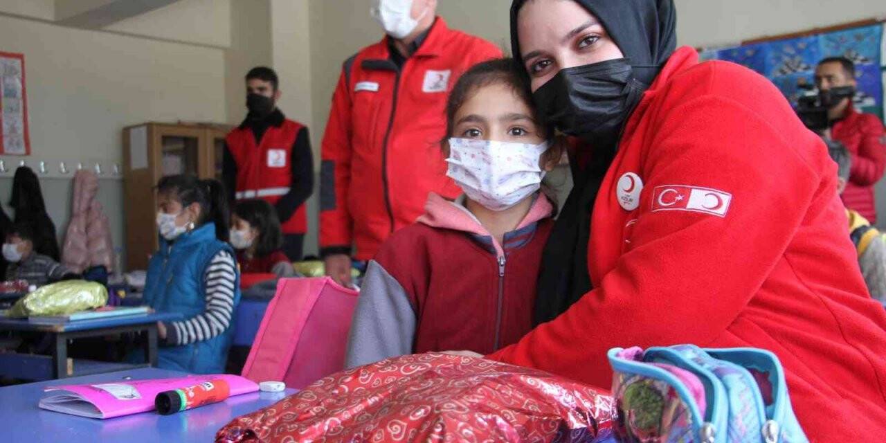 Türk Kızılayı’ndan 10 bin öğrenciye atkı bere takımı