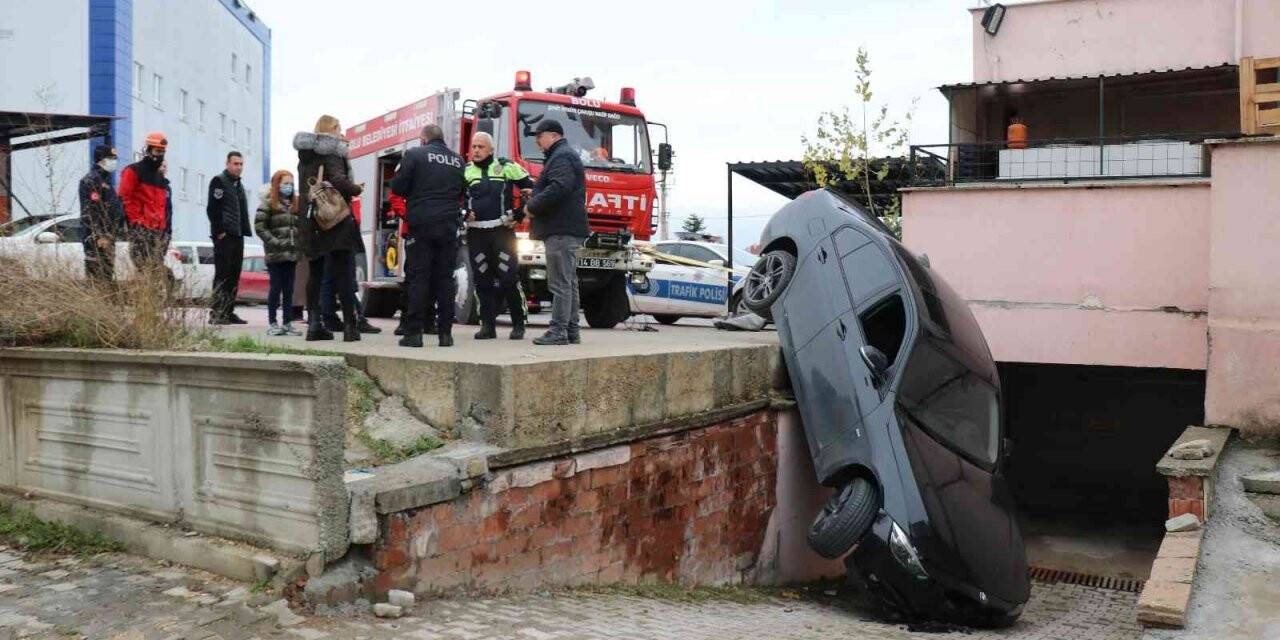 Otoparkın çıkışını şaşıran sürücü 2,5 metreden aşağı düştü