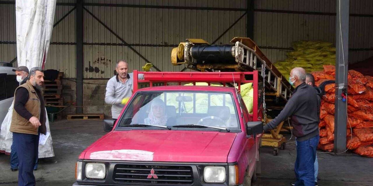 Ucuz gübre almak için kuyruğa girdiler