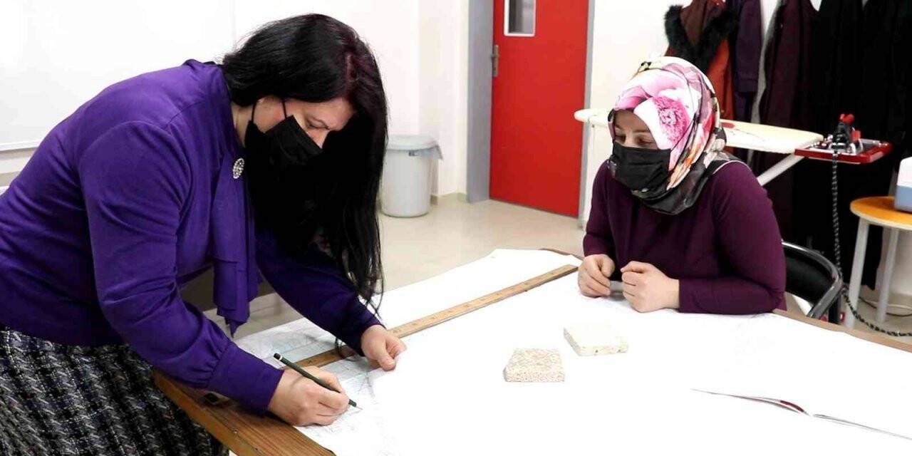 Öğrenciler derste veliler kursta