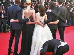 Kırmızı Halıda Etek Altı Skandal