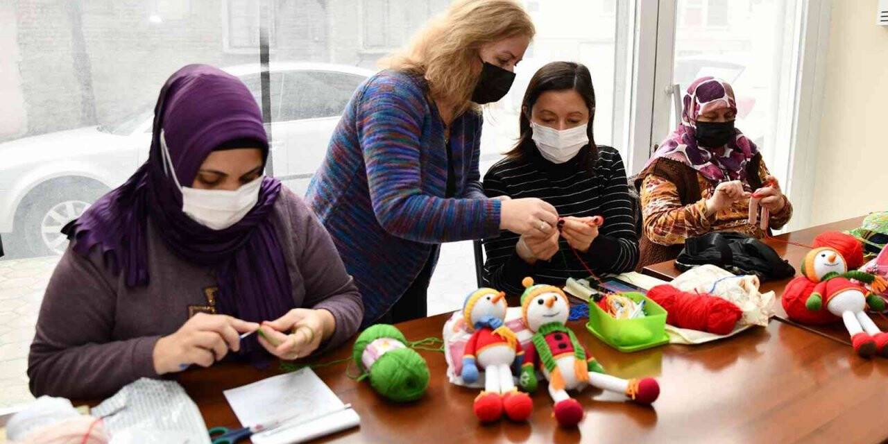 Kadınlar ilmek ilmek örüyor