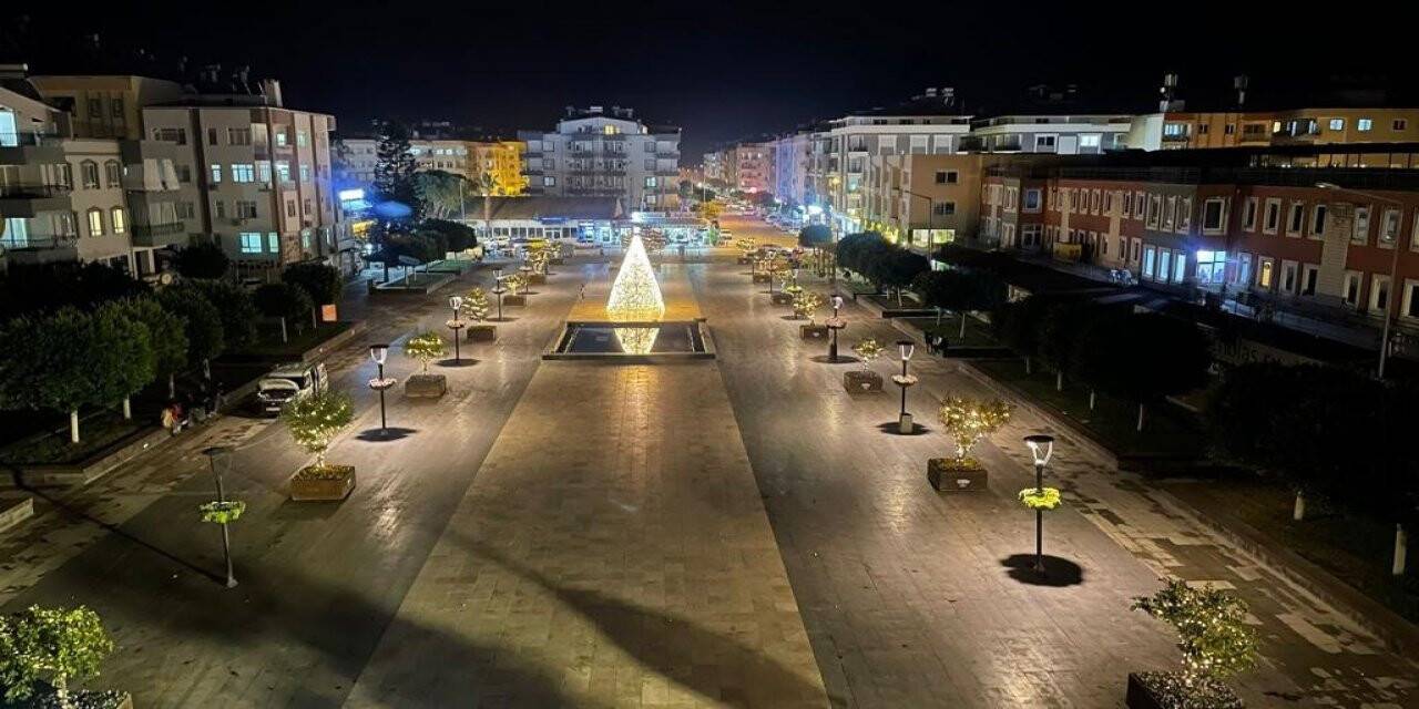 Demre Noel Baba Meydanı’nda ışıklandırma çalışması