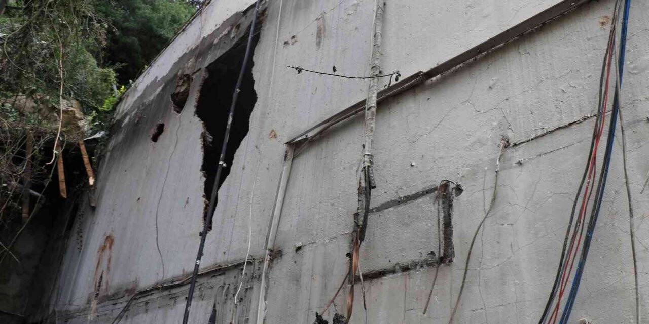 Devasa kayalar akaryakıt istasyonuna zarar verdi