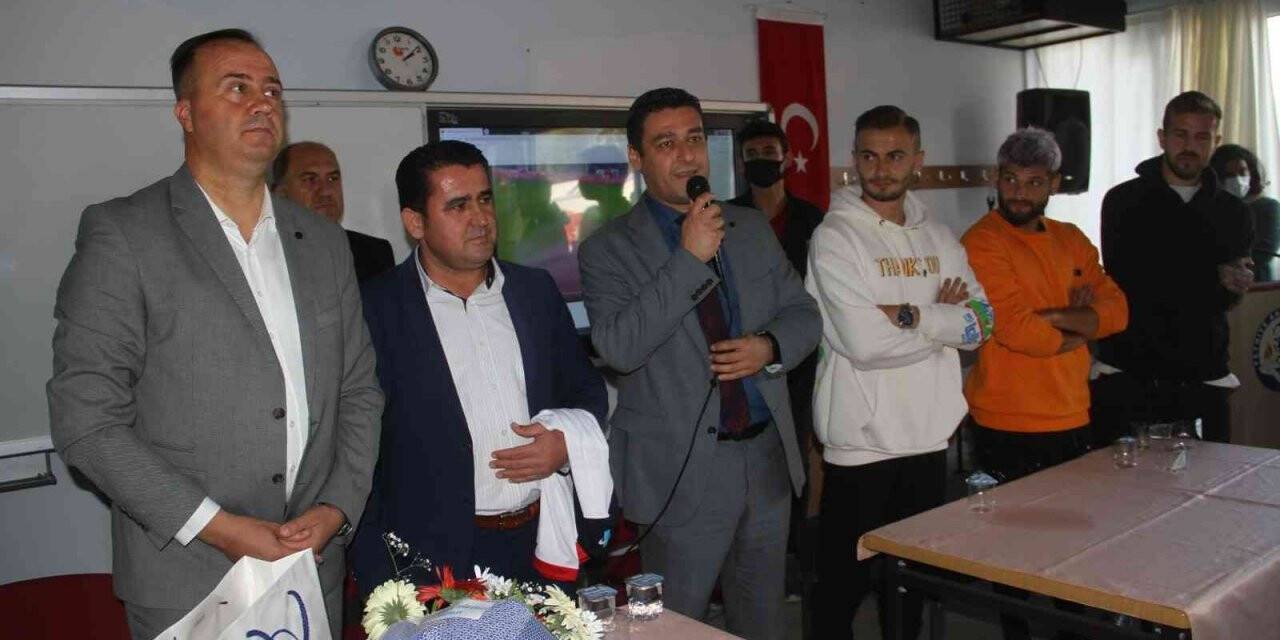 Fethiyespor Teknik Direktörü Dinçel ve futbolcular, öğrenciler ile buluştu
