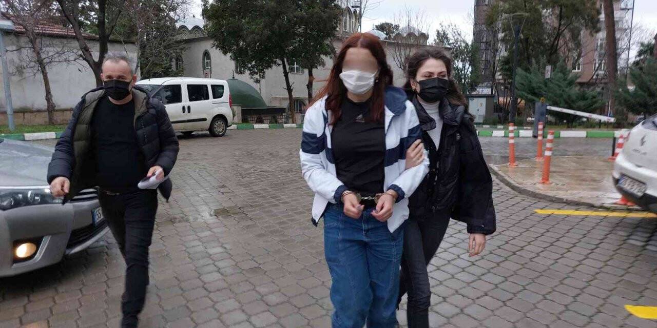 Araçlarında ve evlerinde uyuşturucuyla yakalandılar