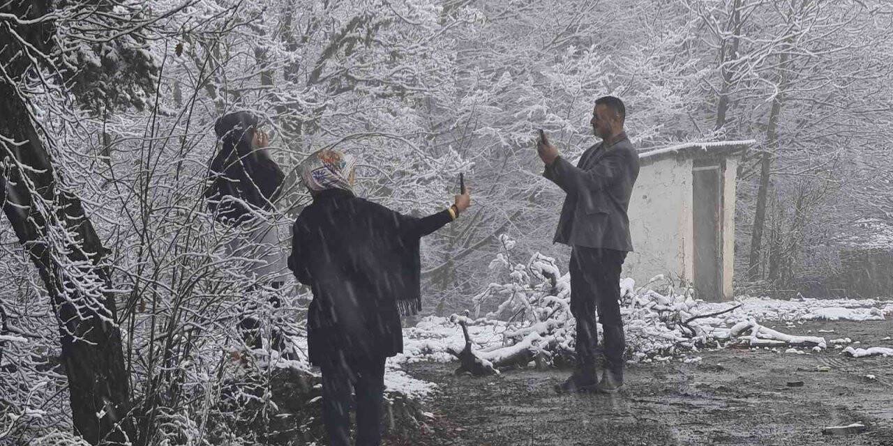 1030 rakımlı Ahmetusta geçidi kar yağışıyla beyaza bürüdü