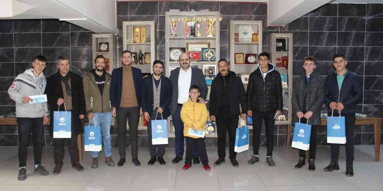 Turnuva ödüllerini Başkan Orhan verdi