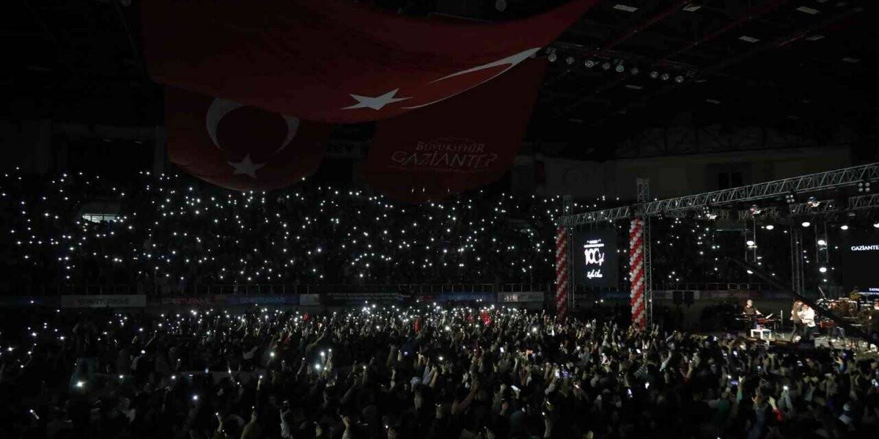 25 Aralık halk konserleri Eypio ve Koray Avcı ile sürüyor