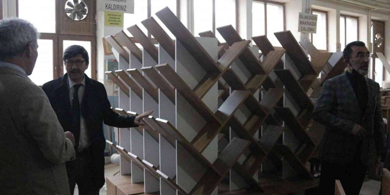 Öğrencilerin hazırladığı masa ve sıralar ihtiyacı olan okullara gönderiliyor