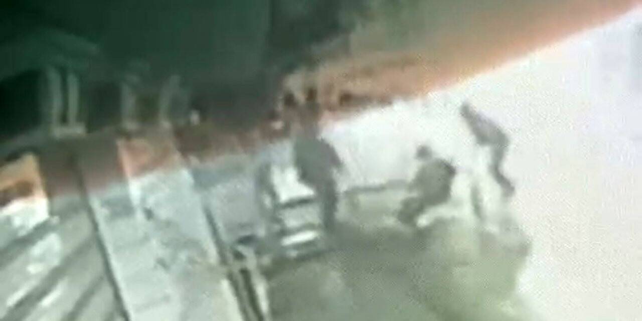 Zeytinburnu’nda sopalı saldırgan bir kişiyi komaya soktu: O anlar kamerada
