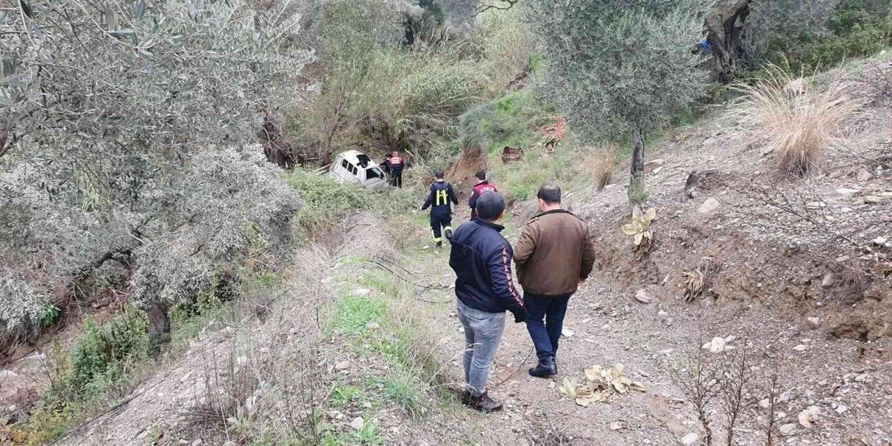 Uçuruma yuvarlanan araçtaki sürücüyü itfaiye kurtardı
