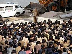 Halkın önünde eğilerek özür diledi