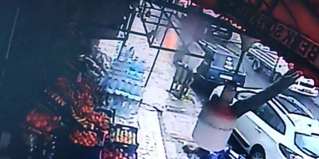 Sultangazi’de park halindeki araç bir anda alevlere teslim oldu