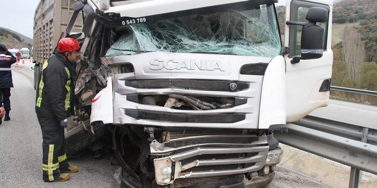 Freni tutmayan tır gemi motoru taşıyan konvoy aracına çarptı