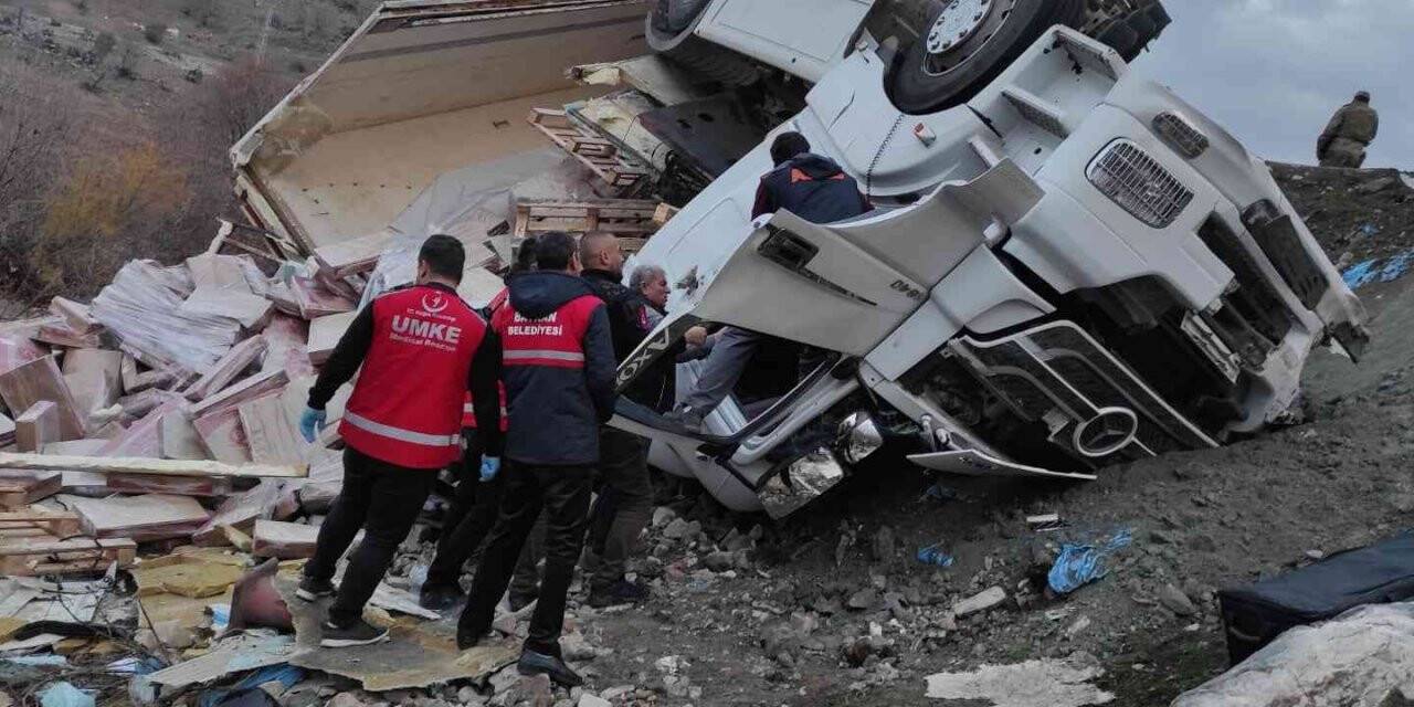 Siirt’te tır devrildi: 1 ölü