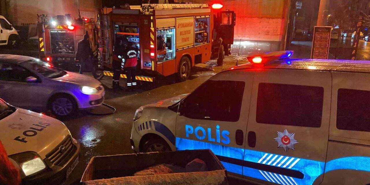 Oto tamirhanesinde çıkan yangında iş yeri ve 2 araç zarar gördü
