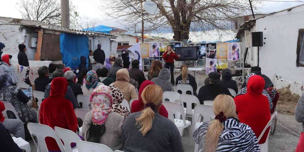 İzmir’de Roman vatandaşlara “En İyi Narkotik Polisi Anne” eğitimi verildi