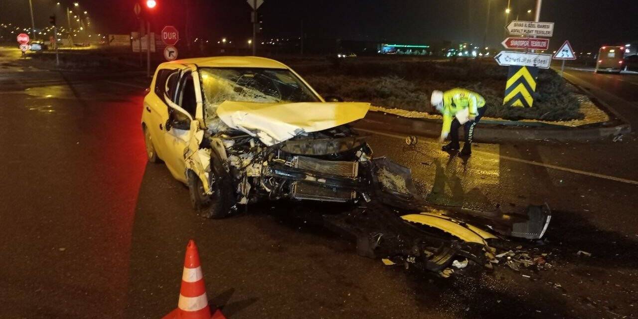 Otomobil otobüsle çarpıştı: 2 yaralı
