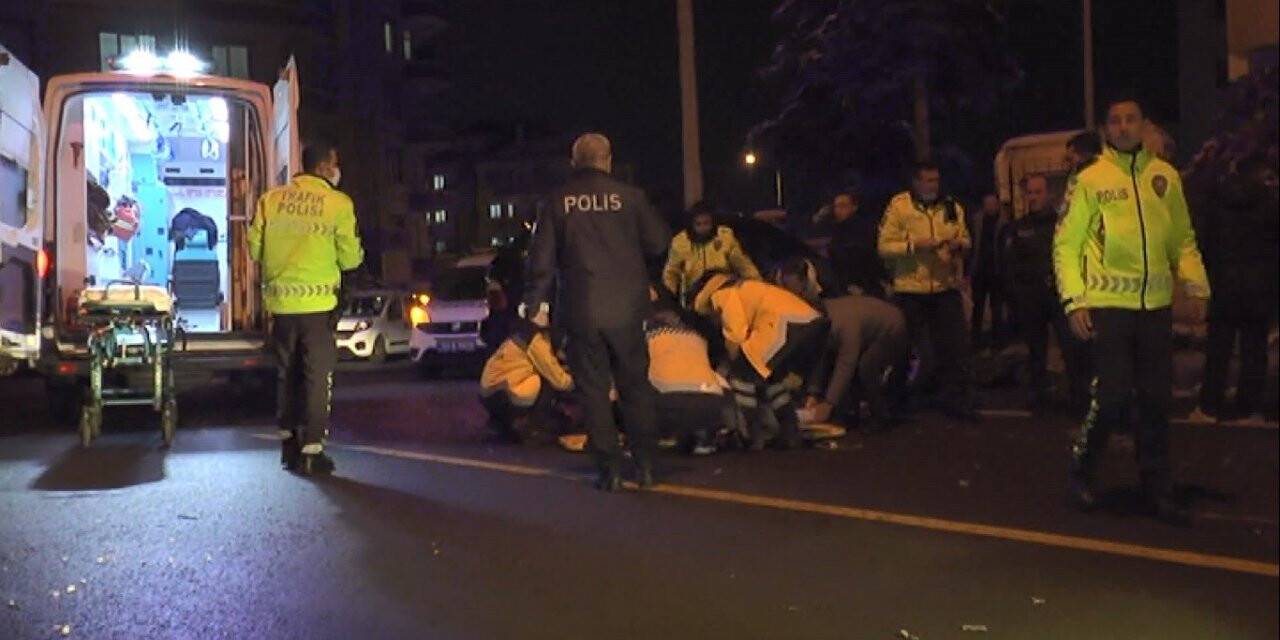İki otomobil kavşakta kafa kafaya çarpıştı: 3 yaralı