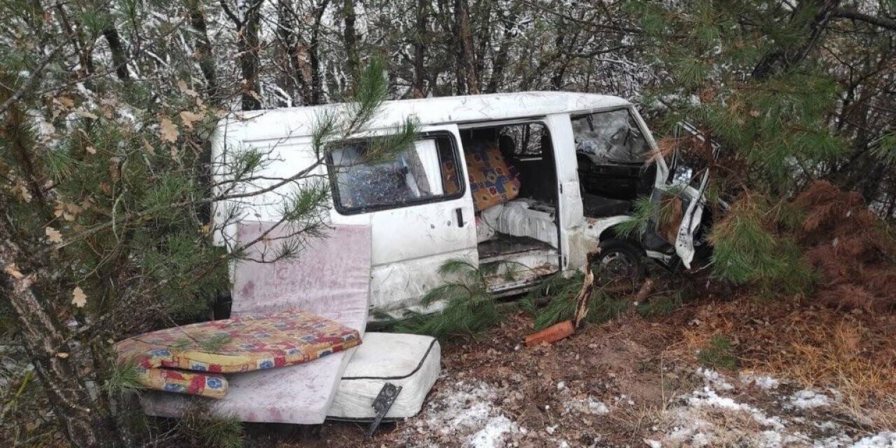 Yoldan çıkan minibüs ormanlık alana uçtu: 2 yaralı