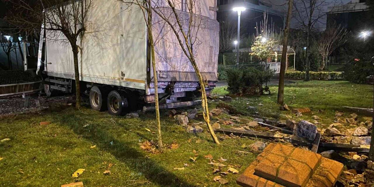 Sancaktepe’de freni boşalan kamyon önce otobüs durağına ardından parka girdi