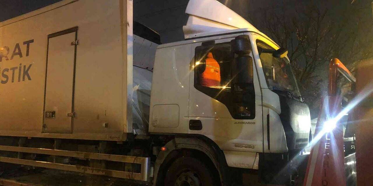 Ankara’da çekicinin taşıdığı kamyon köprüye takıldı