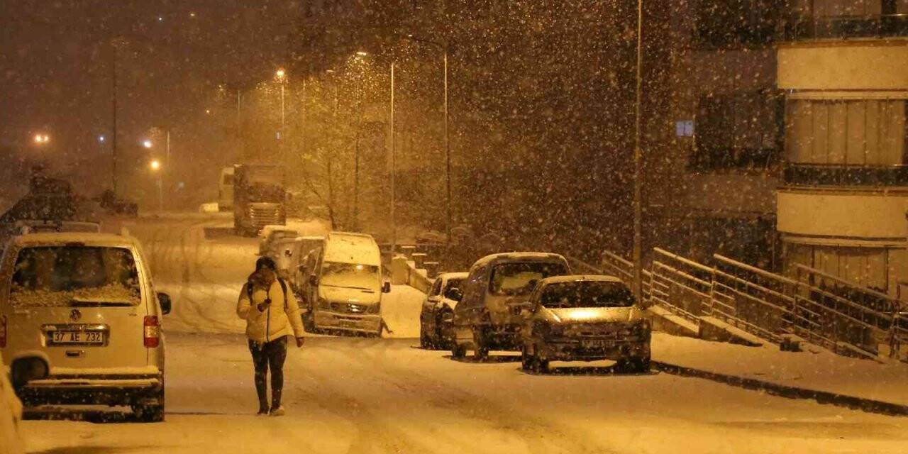 Kastamonu’da yoğun kar yağışı: Kent merkezi beyaza büründü