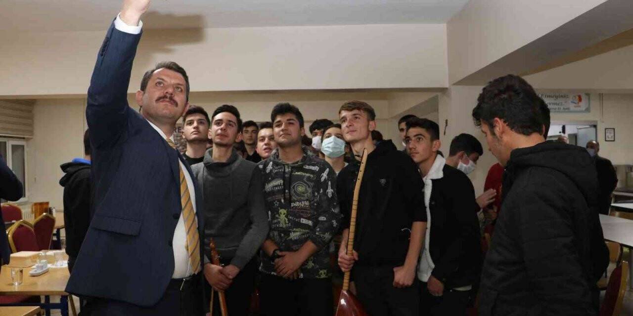 Ayhan, öğrencilerin taleplerini dinledi