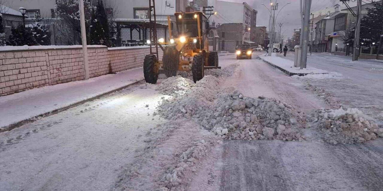 Özalp’ta karla mücadele