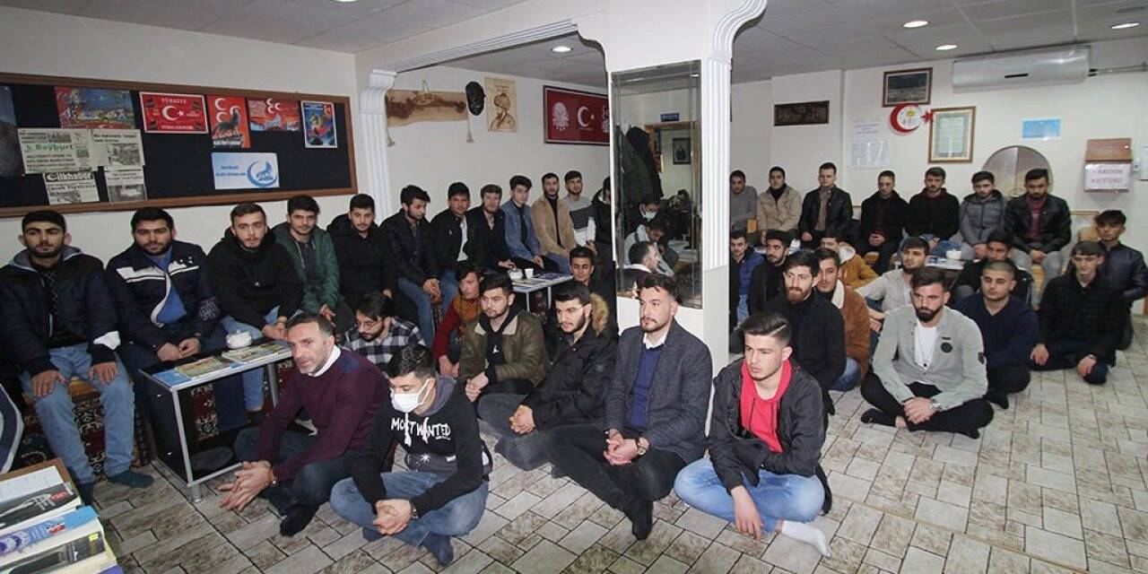 Başkan Pekmezci, ülkücü gençlerle bir araya geldi