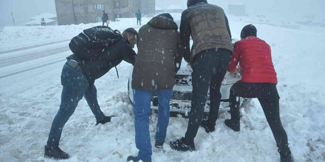 Yüksekova kar altında