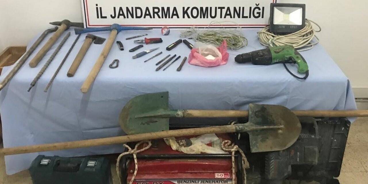 Tarihi eser arayan 5 şahıs suçüstü yakalandı