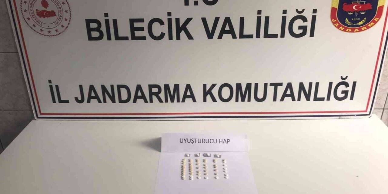 Bilecik’te bir araçta 54 adet uyuşturucu hap ele geçirildi