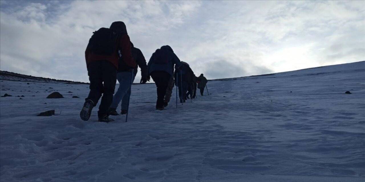 Dağcılar Kars'taki Büyük Yahni Dağı'na tırmanıp şehitleri anıyor