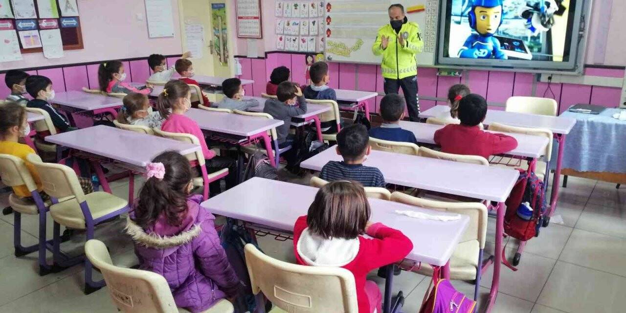 Polisten öğrencilere trafik eğitimi